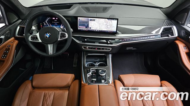 BMW X7 — interior