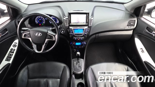 Hyundai Accent — interior