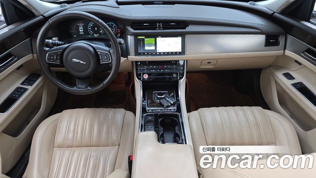 Jaguar XF — interior