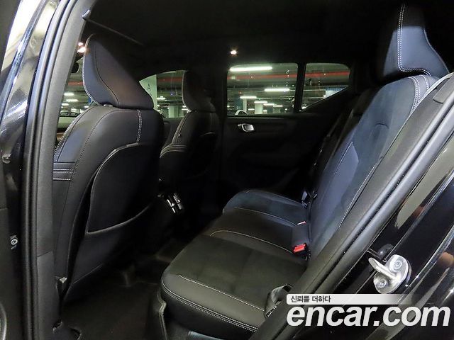 Volvo XC40 — interior