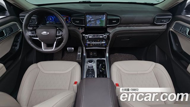 Ford Explorer — interior