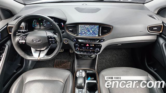 Hyundai Ioniq — interior