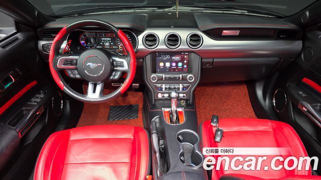 Ford Mustang — interior