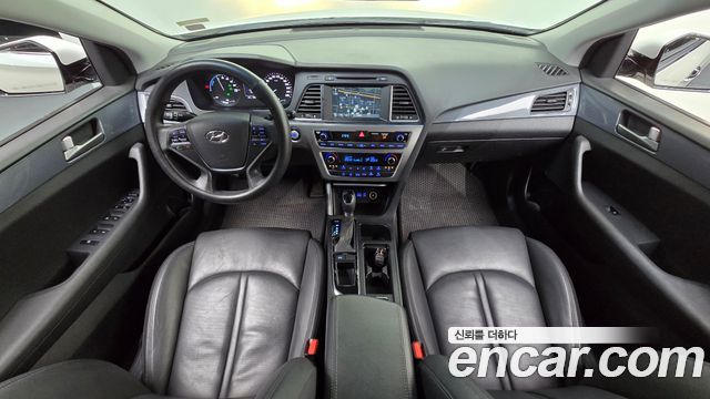 Hyundai Sonata — interior