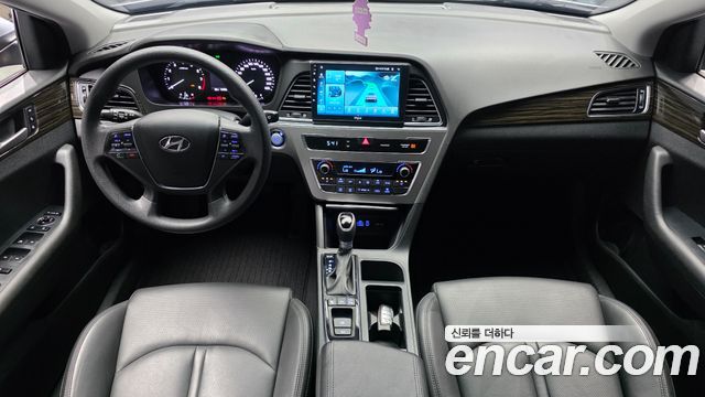 Hyundai Sonata — interior