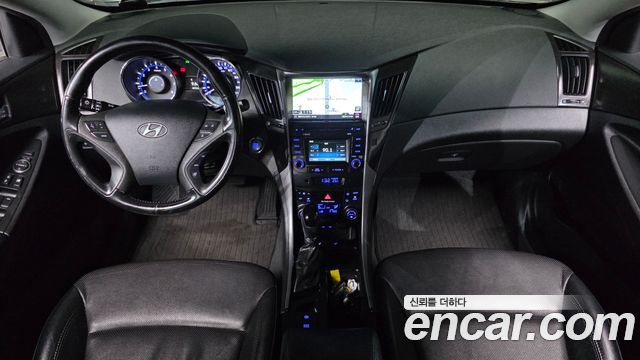 Hyundai Sonata — interior