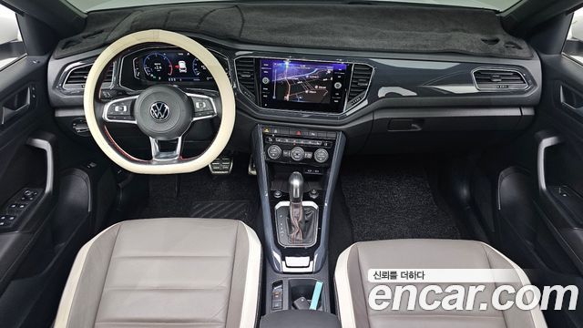Volkswagen T-Roc — interior