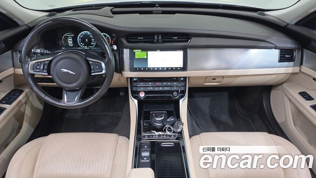 Jaguar XF — interior