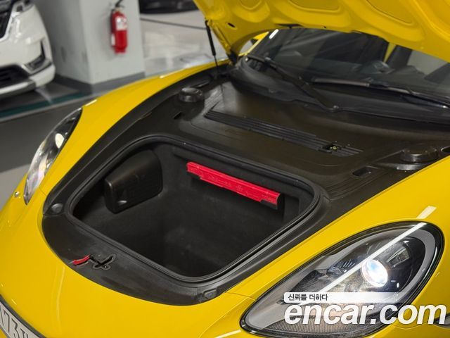 Porsche 718 — interior
