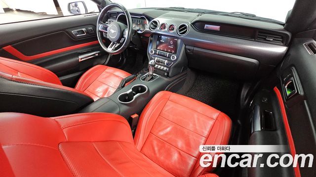 Ford Mustang — interior