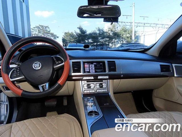 Jaguar XF — interior