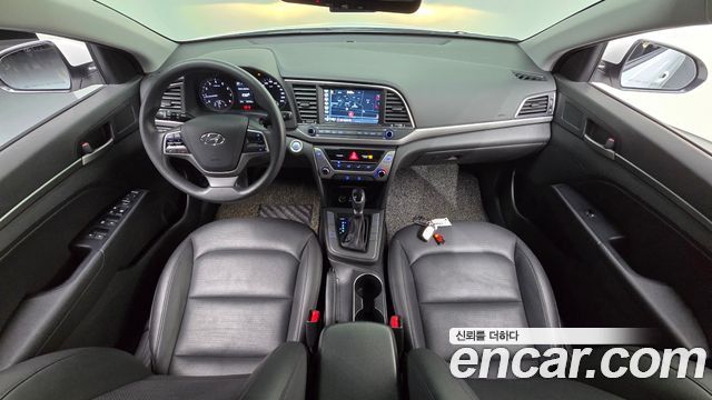 Hyundai Avante — interior