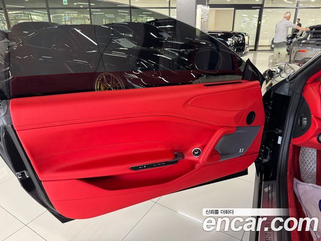 Ferrari GTC4 Lusso — interior