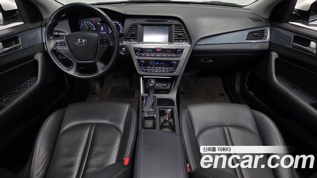 Hyundai Sonata — interior