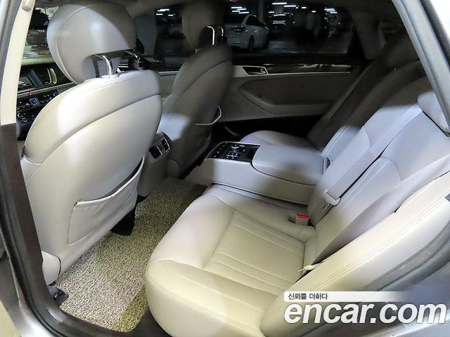 Hyundai Genesis — interior
