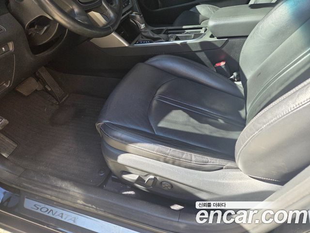 Hyundai Sonata — interior