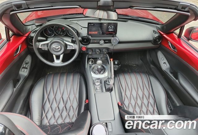Mazda MX-5 MIATA — interior