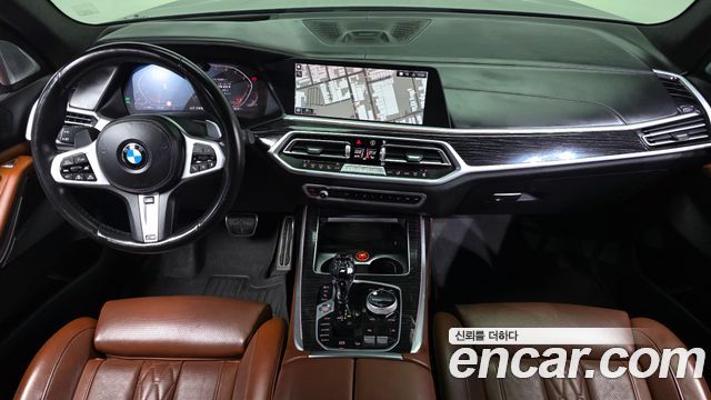 BMW X7 — interior