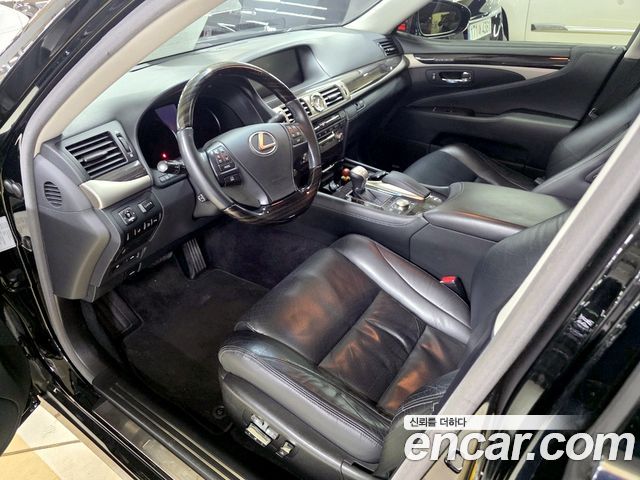 Lexus LS — interior