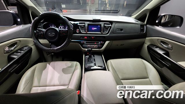 Kia Carnival — interior