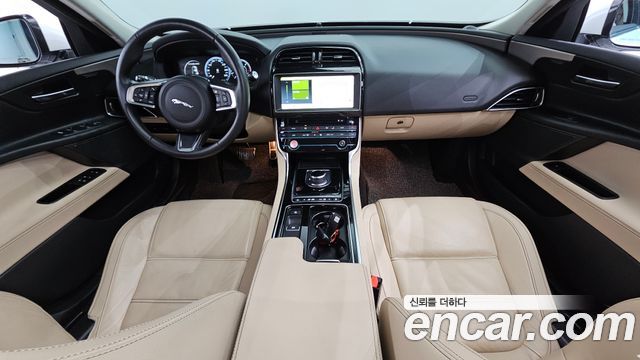 Jaguar XE — interior