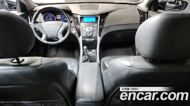 Hyundai Sonata — interior