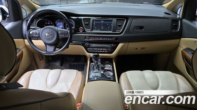 Kia Carnival — interior
