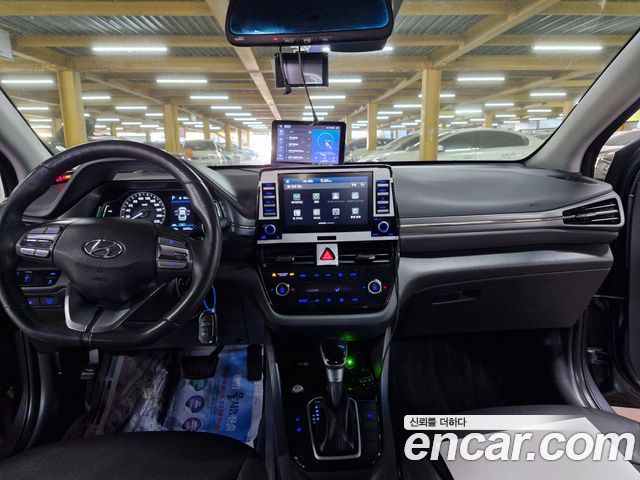 Hyundai Ioniq — interior