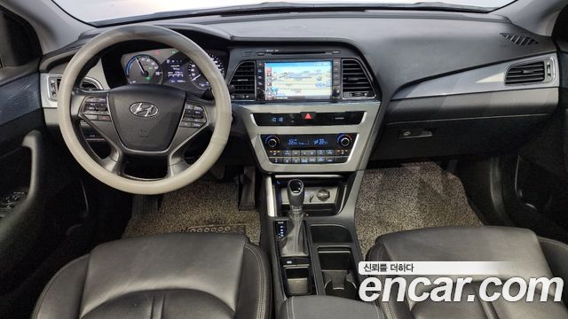 Hyundai Sonata — interior