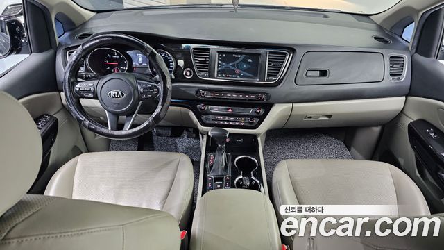 Kia Carnival — interior