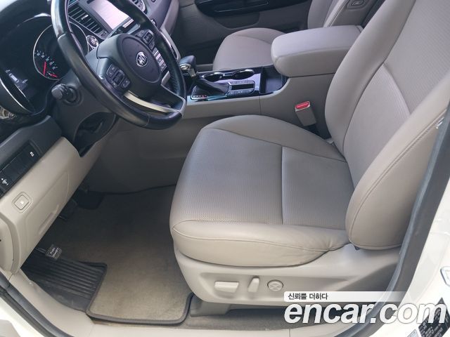 Kia Carnival — interior