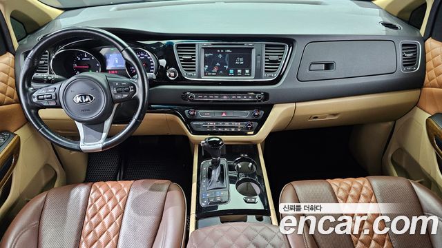 Kia Carnival — interior