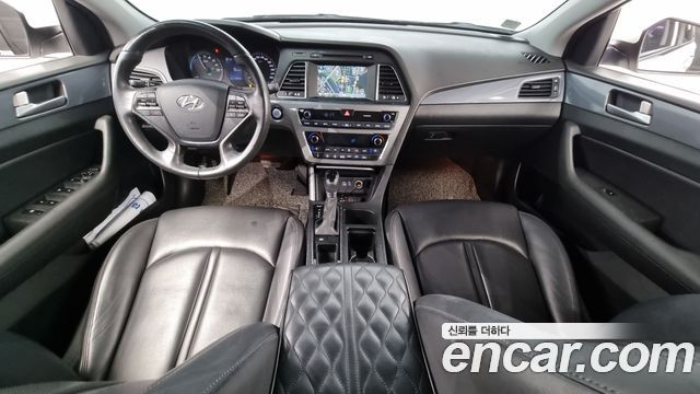 Hyundai Sonata — interior