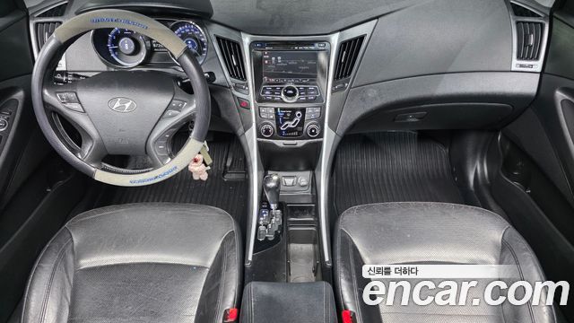 Hyundai Sonata — interior