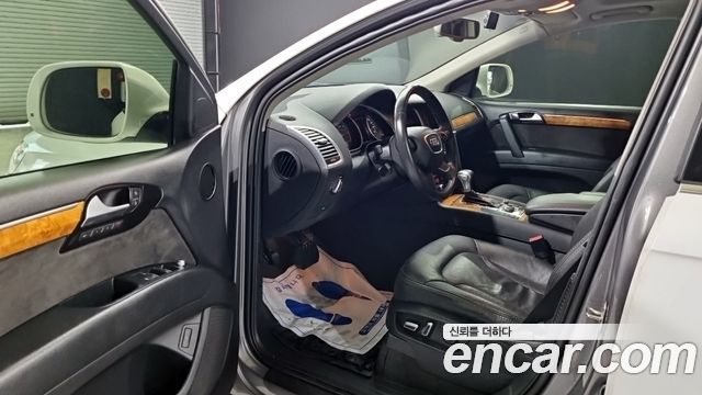 Audi Q7 — interior