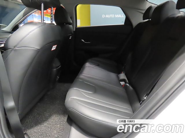 Hyundai Avante — interior