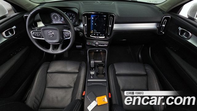 Volvo XC40 — interior