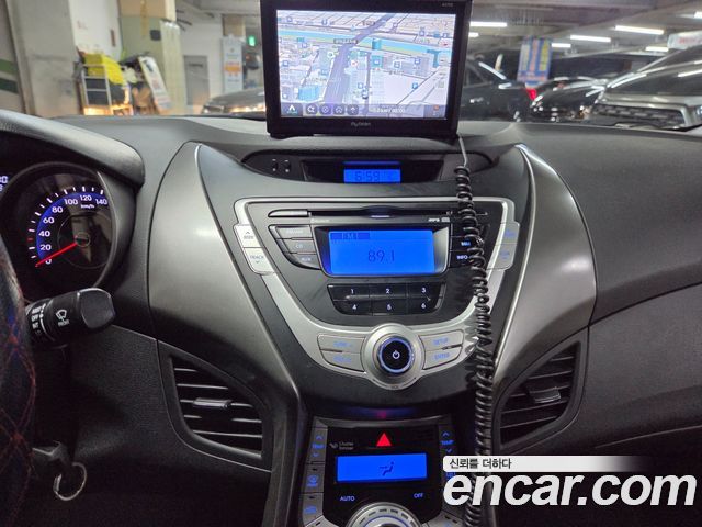 Hyundai Avante — interior