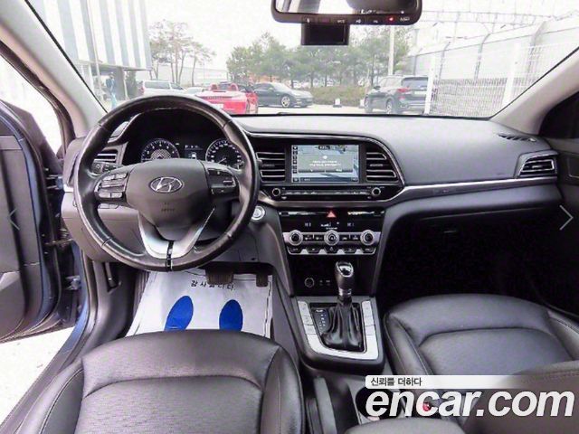 Hyundai Avante — interior