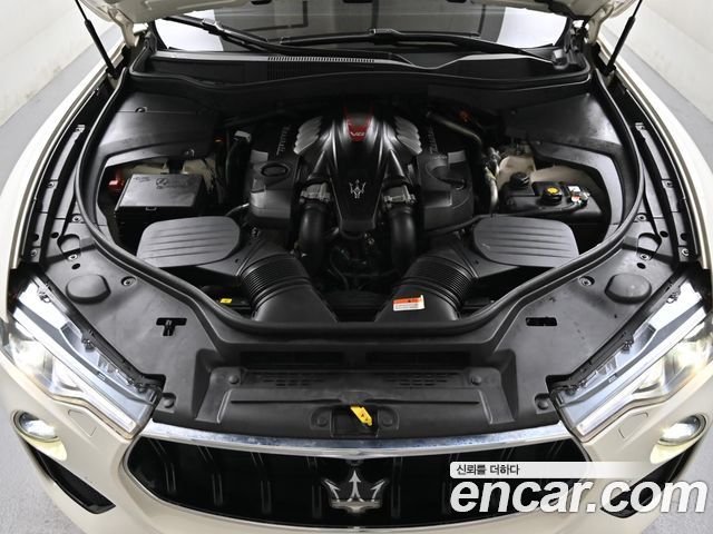 Maserati Levante — interior