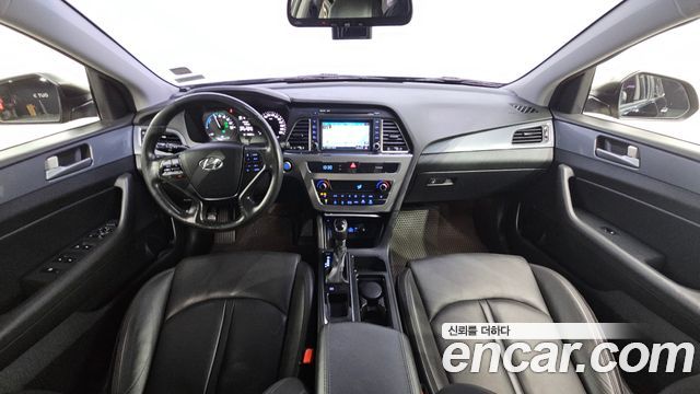Hyundai Sonata — interior