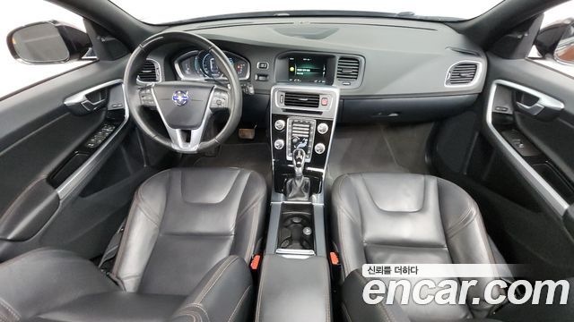 Volvo V60 — interior