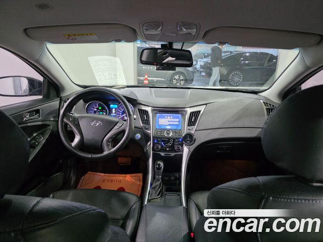 Hyundai Sonata — interior