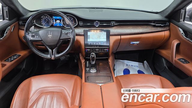 Maserati Quattroporte — interior