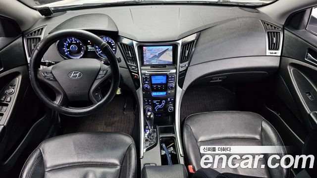 Hyundai Sonata — interior