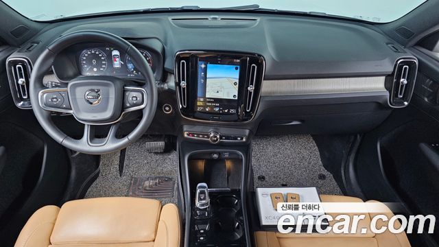 Volvo XC40 — interior
