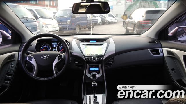Hyundai Avante — interior