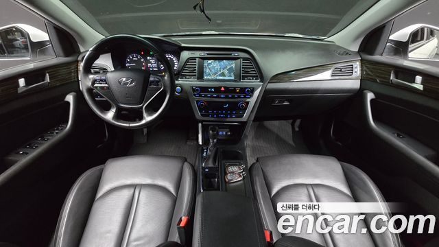 Hyundai Sonata — interior