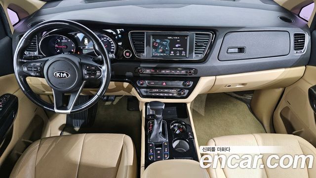 Kia Carnival — interior
