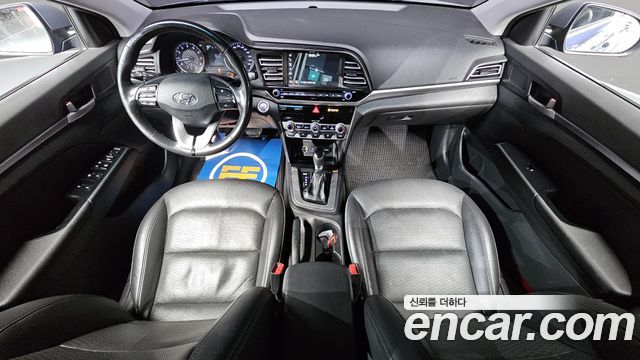 Hyundai Avante — interior